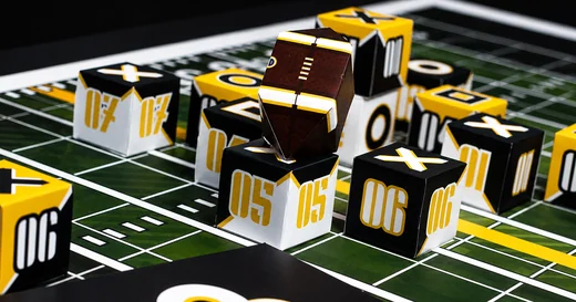 Nahaufnahme von Holzspielfiguren auf dem Feld